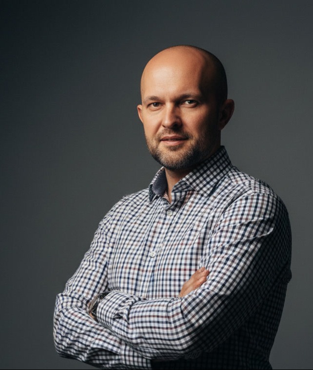 Portret Artura Kubisa - certyfikowany coach ICI i praktyk NLP, mentoring biznesowy i wsparcie po stracie